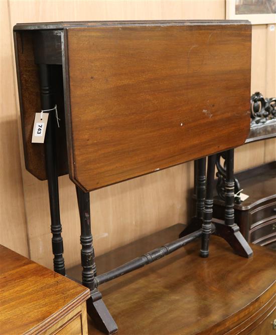 An Edwardian mahogany Sutherland table W.69cm